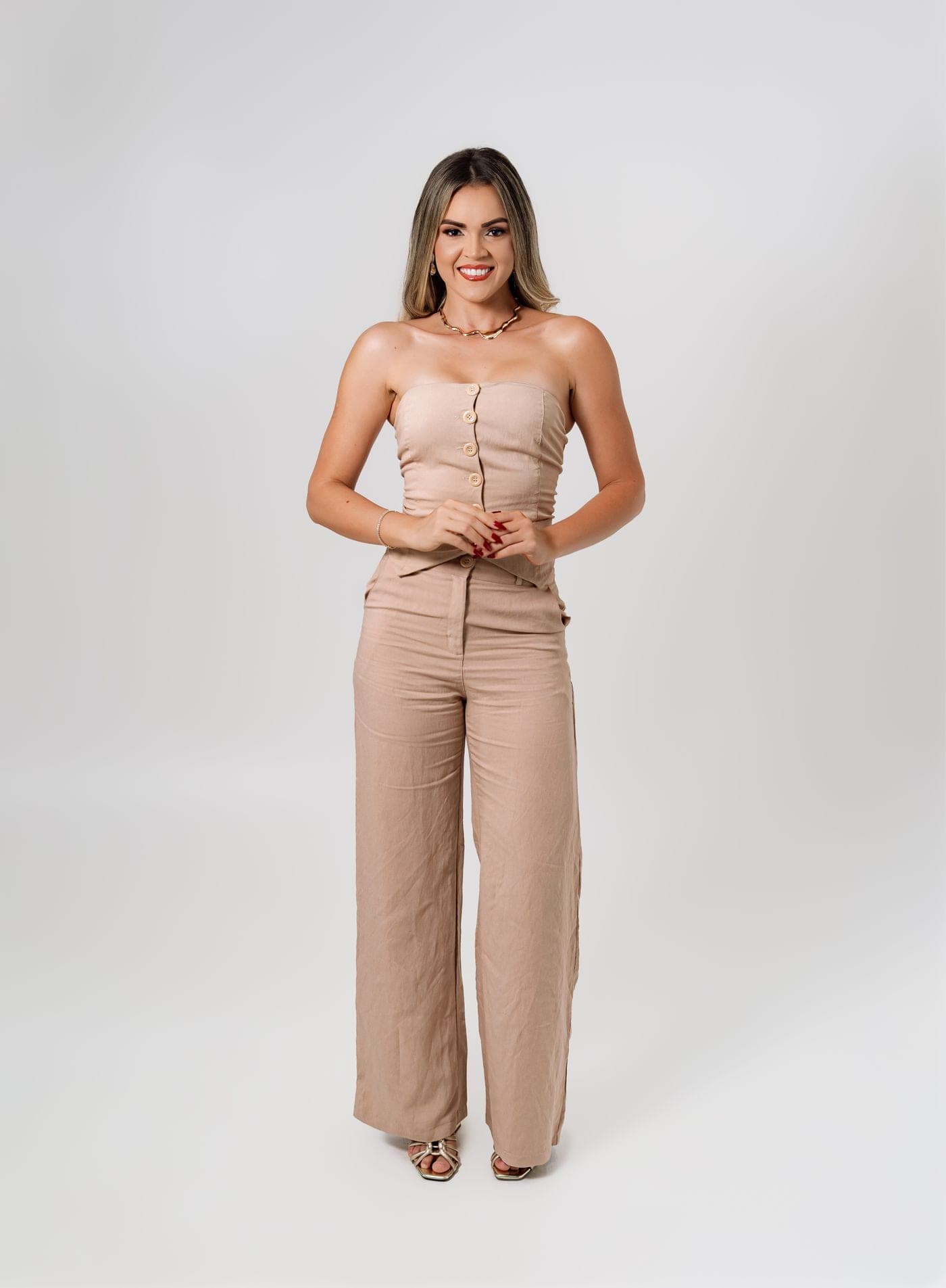 Modelo con pantalón sastrero latte de tiro alto