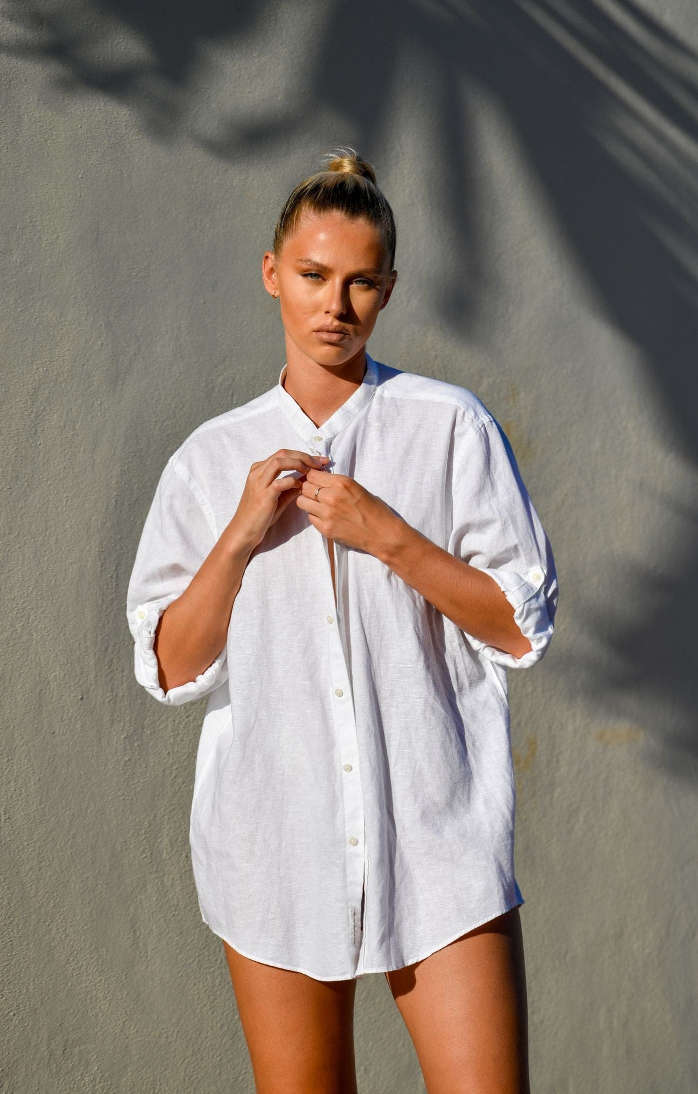 Modelo con camisa blanca de lino oversize
